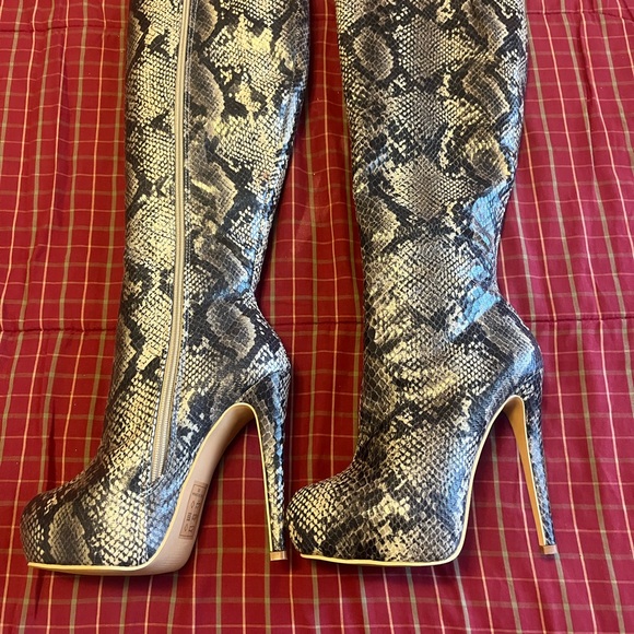 Snakeskin knee high boots - Picture 15 of 16